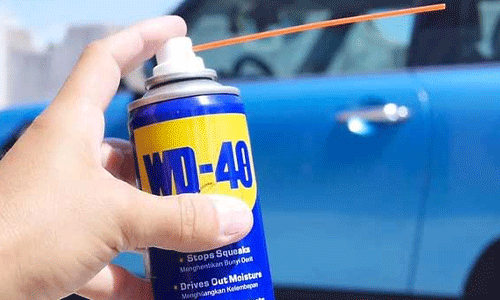 WD-40 برای پاک کردن چسب از روی ماشین